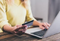 vrouw betaalt online met creditcard