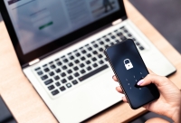 vergrendelde laptop en mobiele telefoon