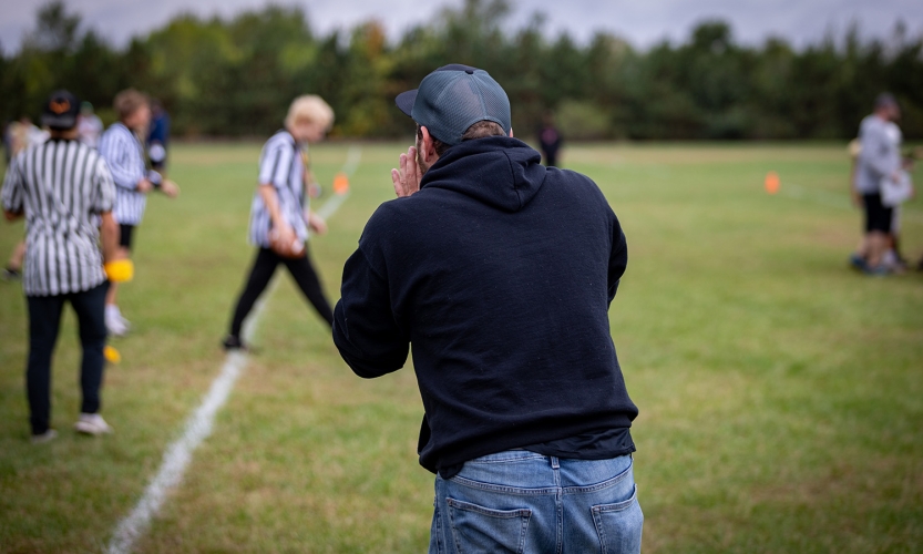 Coach roept langs de zijlijn voetbal