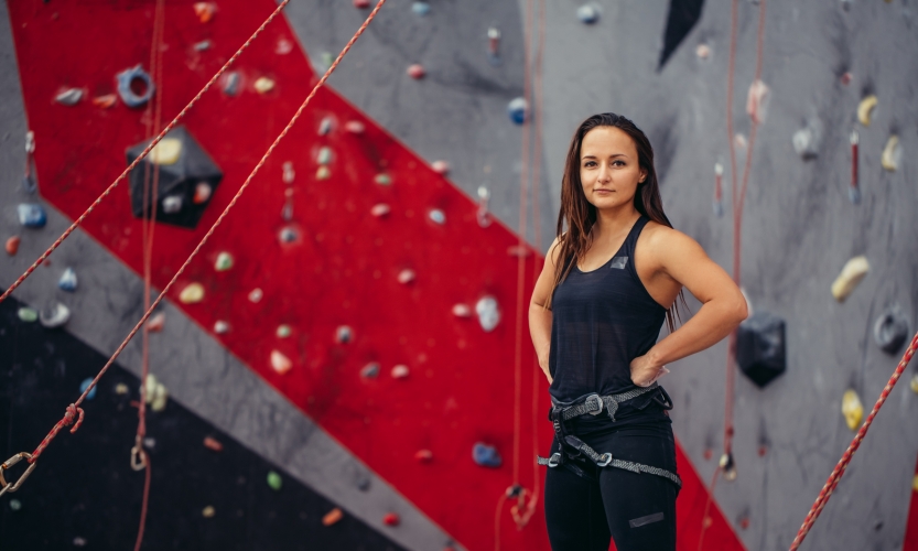 jonge vrouw bij klimmuur